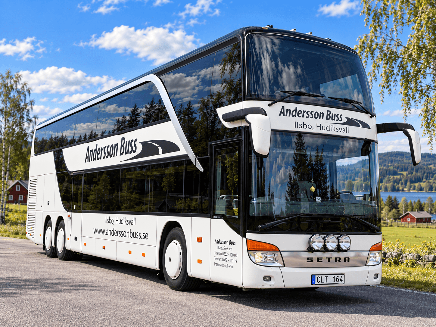 Vit dubbeldäckare Setra S 431 DT från Andersson Buss i svensk landsbygd