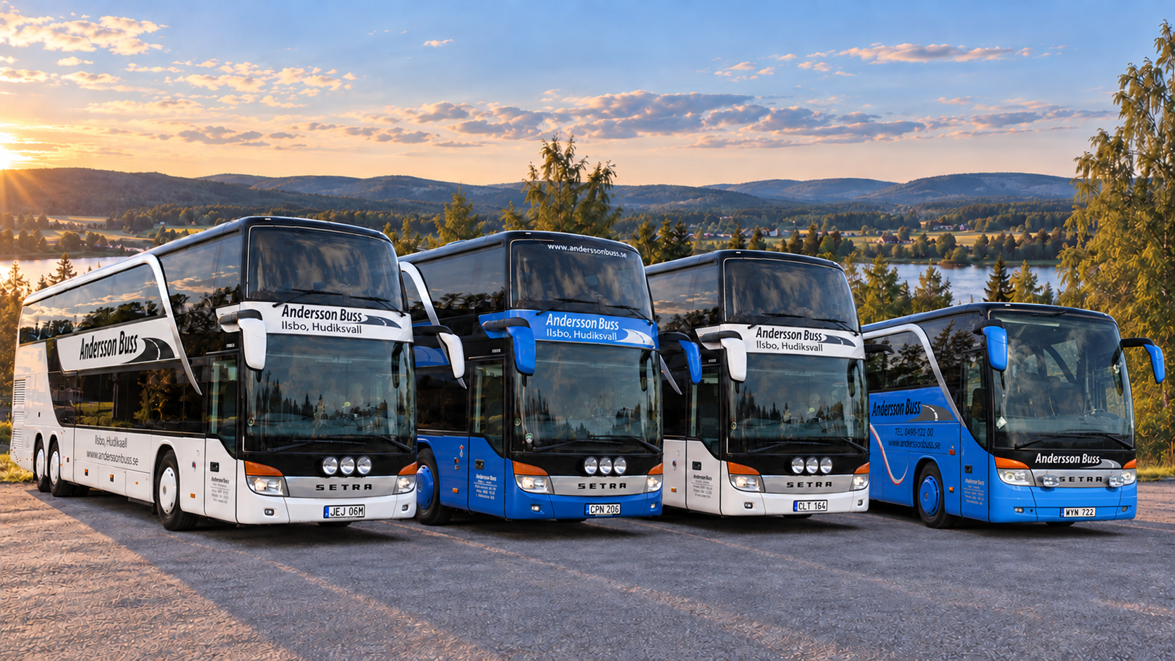 Fyra Andersson Buss-bussar framför sjö och berg i kvällsljus
