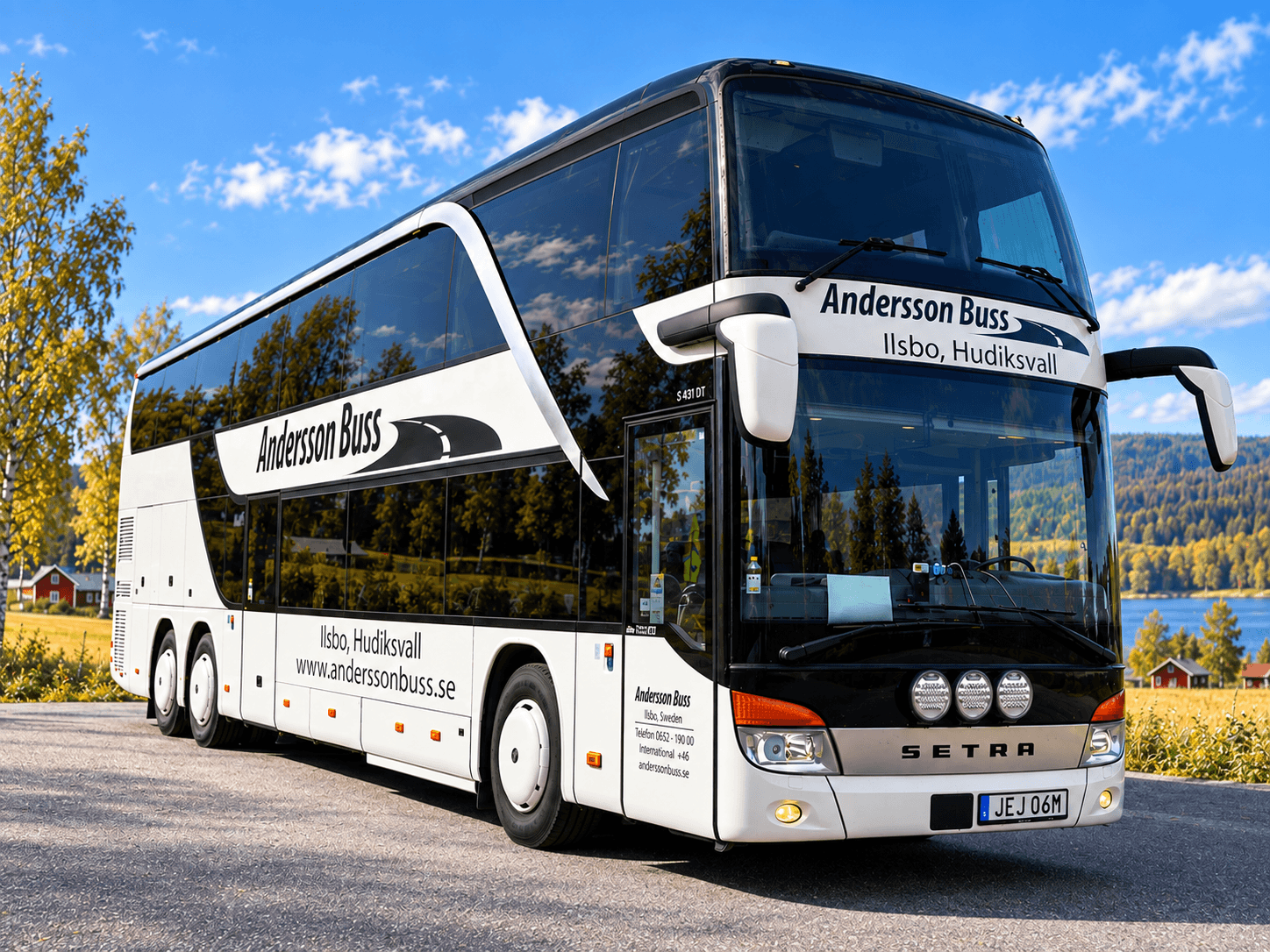 Vit dubbeldäckare Setra S 431 DT från Andersson Buss vid sjön