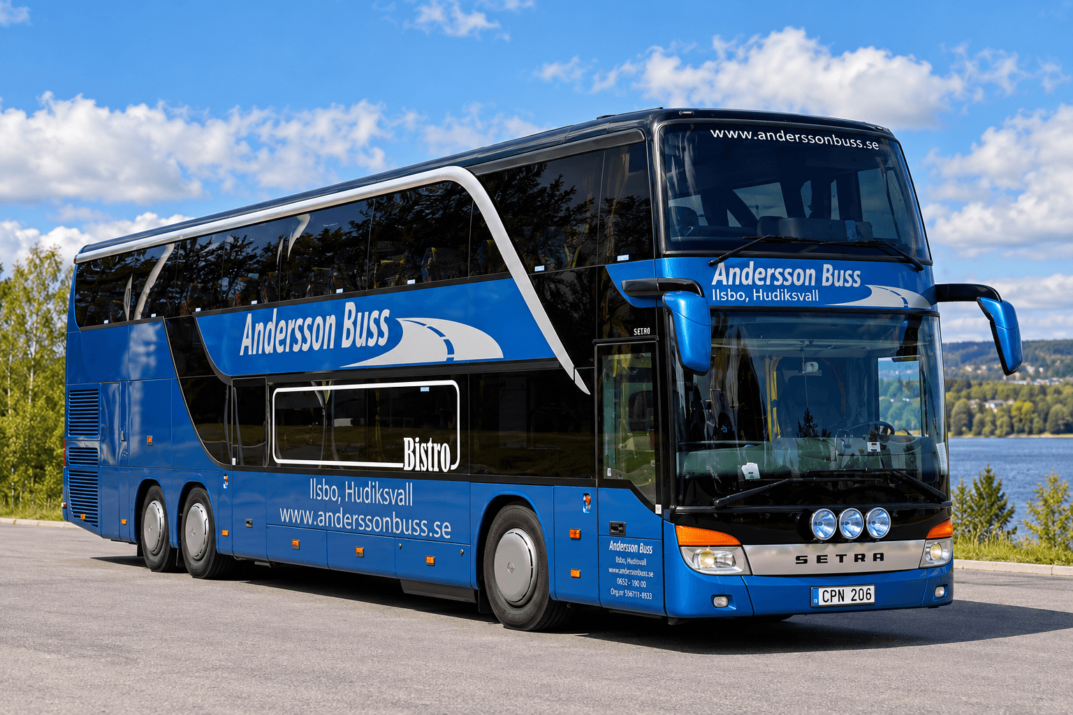 Blå Bistro-dubbeldäckare Setra S 431 DT vid sjön